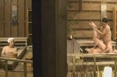 隣の温泉には旦那が！声を殺して寝取られる奥さん