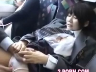 母親が一緒にいるのにまさかの痴漢被害にあってしまったJK