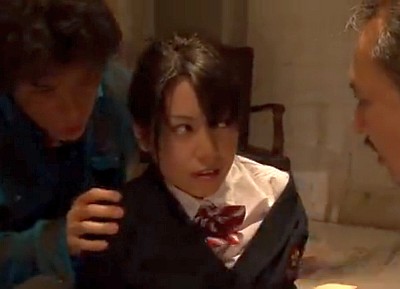 拉致されて男たちを睨みつけるも輪姦されてしまうポニーテール女子校生