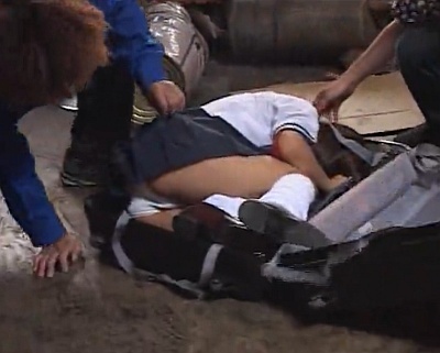 女子校生をスーツケースに入れて拉致してきたから口ま○こを犯しまくるイラマチオ