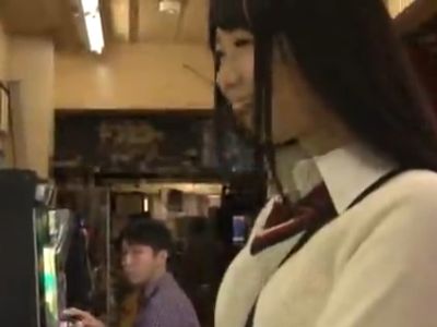 ゲームセンターに入ってきた女子校生を襲ってレイプ！