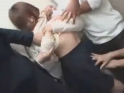 女子校生がエレベーターで待ち構えていたレイパー軍団に集団レイプされる！
