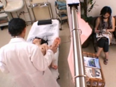 母親と一緒に病院にきた女子校生が悪徳医師にハメられて中出しされる