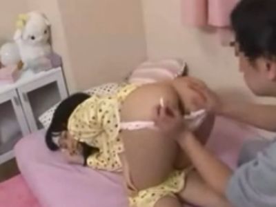 熱を出して寝込んでいる娘を看病レイプするオヤジ