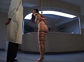 口の中に大量の包帯を突っ込まれて病院で鞭打ちされる女ｗｗｗ