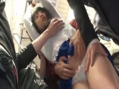 痴漢の手をバッグでガードしていたら、痴漢が増殖して防ぎきれなくなった女の子ｗｗｗｗ