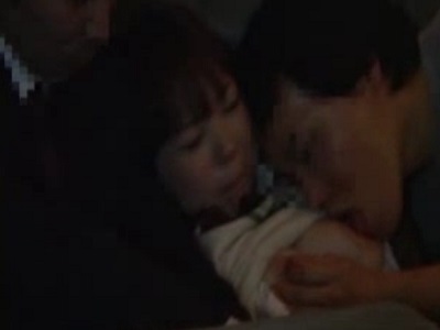 1人で映画鑑賞している女子校生を両サイドから挟み撃ちしてレイプ