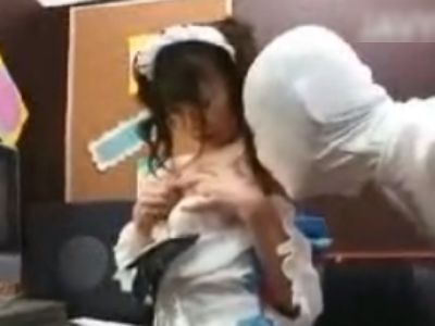 「私は神だ」クシャミ一つで透明人間になる男がオナニー中のメイドさんをレイプ！
