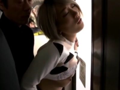 ビッチな人妻黒ギャルが電車で痴漢されて感じまくってるｗｗｗ