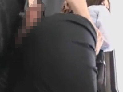 電車で痴漢男からスカートにザーメンをかけられるOL