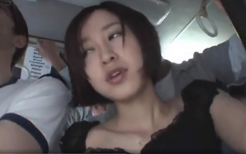 夫の前で痴漢されるなんて！美人の若妻を車内レイプ