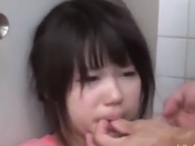 公衆トイレで巨根レイパーに泣きながらレイプされる童顔の女の子