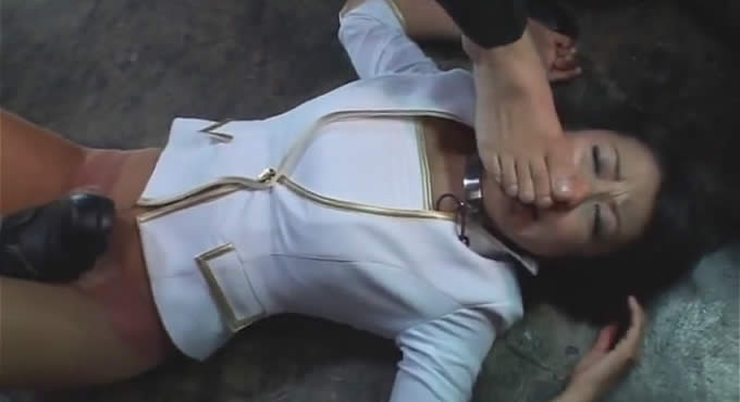 女性の顔を足で踏みつけて陵辱！これは鬼畜の所業ですわ・・・