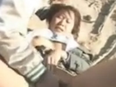 誰も居ない海岸で暴力的なレイプを必死に耐える女子校生