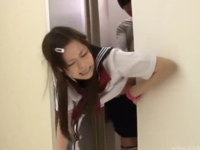 エレベーターの扉に挟まれて動けない女子校生に中出したったｗｗｗｗ