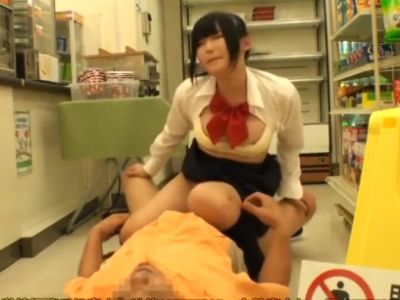 職場を私物化するコンビニ店長が女子校生を店内でレイプ！
