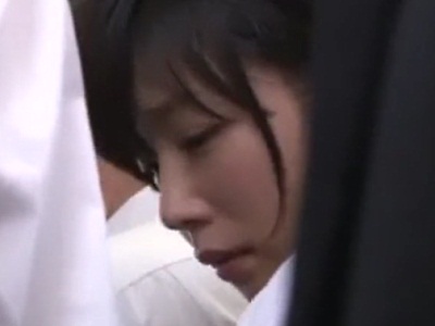 乗客で込み合う電車内で痴漢され涙が出る可愛い女子校生