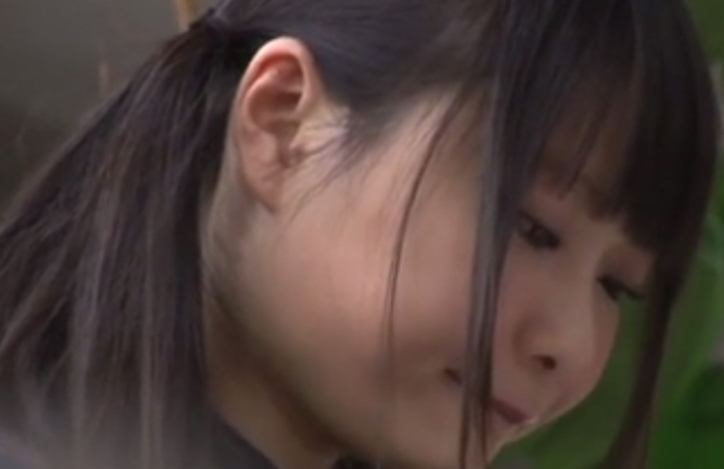 本屋で立ち読みに夢中な女子校生を後ろからバック挿入で中出しレイプ！