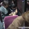 バスの座席で美少女ポニーテール女子校生を痴漢！いきり立った肉棒をシゴかせるｗｗｗ