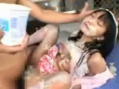 ロリとウェット&メッシーは相性が良い？！生クリームで調教レ●プされるロリ