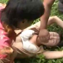 野外で不良たちがお姉さんをガチレ●プ！押さえつけてカメラにバッチリ撮影しちゃいます！