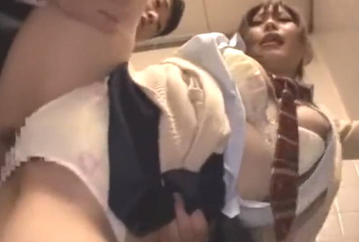 駅の多目的トイレは女子校生レ●プするのに最適でござるｗｗｗ