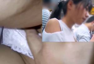 中学生？っぽい清楚系少女が電車内でパンティに指をねじ込まれてます…。