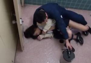 女子トイレに突撃した強姦魔がおしっこ中の女子校生を鬼畜にレイプ！
