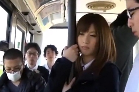可愛い女子校生がバスの通学中にチ●ンされてそのままレ●プされちゃうｗｗｗ